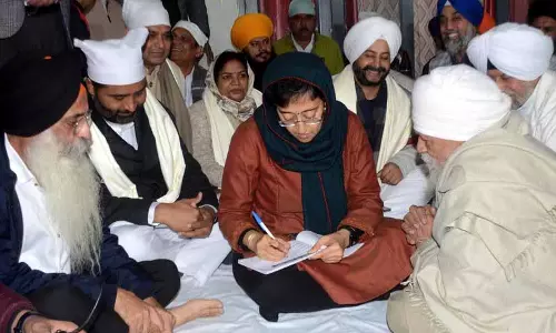 केजरीवाल ने मंदिर का दौरा किया, पुजारी ग्रंथी सम्मान योजना की शुरुआत की