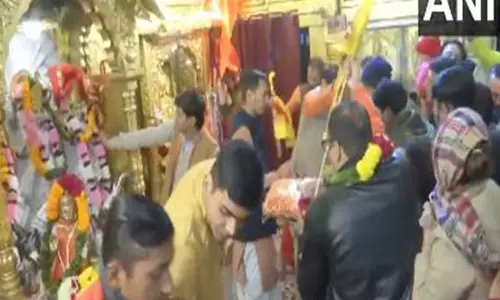 New Year पर प्रार्थना करने के लिए मंदिरों और चर्चों में उमड़े श्रद्धालु
