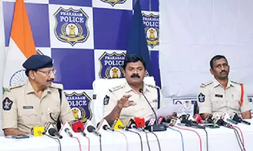 Andhra: पुलिस अधिकारी बनकर ठगी करने वाला गिरोह गिरफ्तार Andhra: पुलिस अधिकारी बनकर ठगी करने वाला गिरोह गिरफ्तार