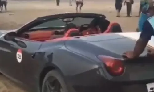 Ferrari: जब बैलगाड़ी से खींची गई महंगी कार फरारी, देखकर दंग रह गई पब्लिक Ferrari: जब बैलगाड़ी से खींची गई महंगी कार फरारी, देखकर दंग रह गई पब्लिक
