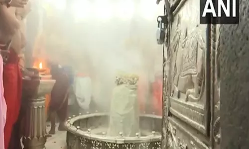 MP: 2025 के पहले दिन उज्जैन के महाकालेश्वर मंदिर में भक्तों की भीड़ उमड़ी, भस्म आरती में शामिल हुए