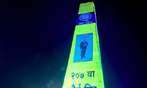 Pune: भीमा कोरेगांव गांव में युद्ध की 207वीं वर्षगांठ मनाने के लिए बड़ी संख्या में लोग जुटे