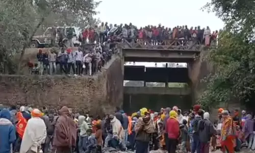 अनियंत्रित होकर बाइक नहर में गिरी, 3 युवकों की मौत अनियंत्रित होकर बाइक नहर में गिरी, 3 युवकों की मौत