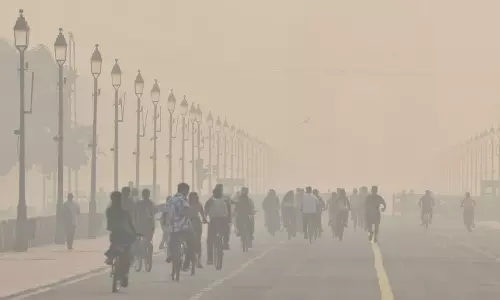 Delhi: दिल्ली में कड़ाके की ठंड के बीच हवा खराब श्रेणी में पहुंची Delhi: दिल्ली में कड़ाके की ठंड के बीच हवा खराब श्रेणी में पहुंची
