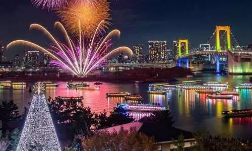 वर्ल्ड ने लाइटहाउस शो, एलिंगन और स्नो में एंट्री 2025 का स्वागत शुरू किया