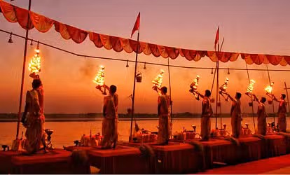 Kashi में गंगा आरती और भगवान सूर्य को अर्घ्य देकर हुई नव वर्ष की शरुवात Kashi में गंगा आरती और भगवान सूर्य को अर्घ्य देकर हुई नव वर्ष की शरुवात