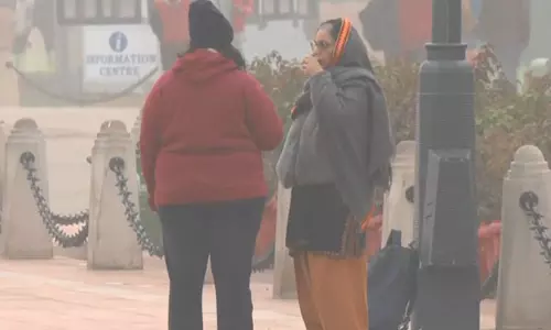 New Year के दिन उत्तर भारत में ठंड का कहर जारी, पारा लुढ़का है