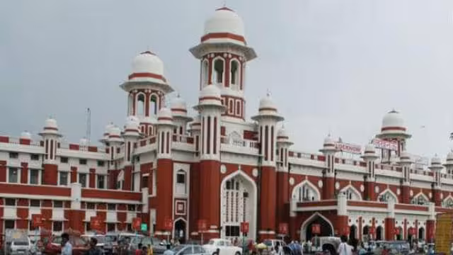 Mathura: चारबाग रेलवे स्टेशन पर नशेड़ियों, जुआरियों का कब्जा
