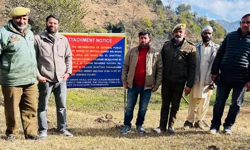 J&K पुलिस ने दो आतंकी आकाओं की संपत्ति जब्त की J&K पुलिस ने दो आतंकी आकाओं की संपत्ति जब्त की