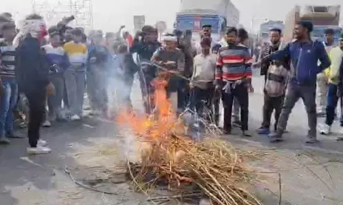 North Dinajpur इस्लामपुर में ट्रक ने छात्र को टक्कर मारी, लापरवाही से गाड़ी चलाने के खिलाफ प्रदर्शन