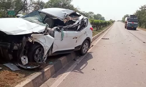 Punjab: तेज रफ्तार कार के बर्म से टकराने और फेज-3बी2 पार्किंग में घुसने से दो लोग घायल