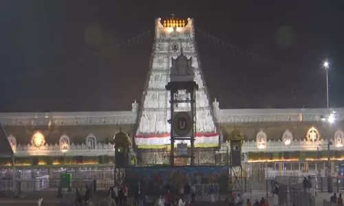New Year पर पूजा-अर्चना करने के लिए तिरुमाला मंदिर में उमड़े श्रद्धालु New Year पर पूजा-अर्चना करने के लिए तिरुमाला मंदिर में उमड़े श्रद्धालु
