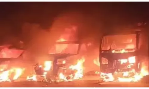 दो गुटों के बीच पथराव-आगजनी, कर्फ्यू लगाया गया, VIDEO