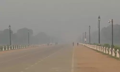 Delhi: नए साल के पहले दिन दिल्ली में कड़ाके की ठंड के साथ हवा रही खराब