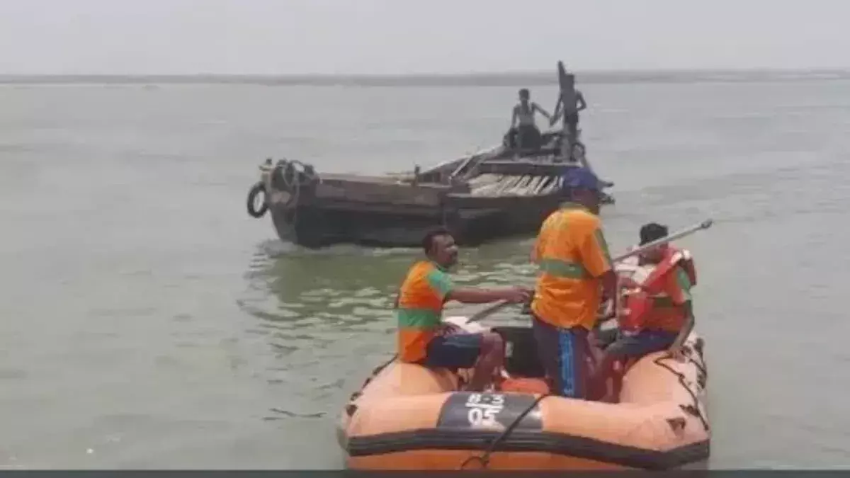 Gopalganj: नाव सवार महिला अपनी तीन वर्षीय बेटी समेत बागमती नदी में गिरी Gopalganj: नाव सवार महिला अपनी तीन वर्षीय बेटी समेत बागमती नदी में गिरी