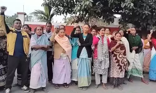 Assam : फतेहाबाद चाय बागान के श्रमिकों ने बकाया भुगतान को लेकर किया विरोध प्रदर्शन