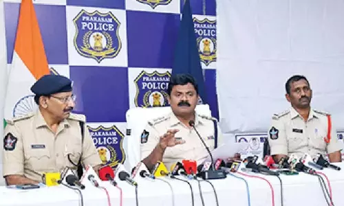 AP: पुलिस अधिकारी बनकर ठगी करने वाला गिरोह गिरफ्तार AP: पुलिस अधिकारी बनकर ठगी करने वाला गिरोह गिरफ्तार