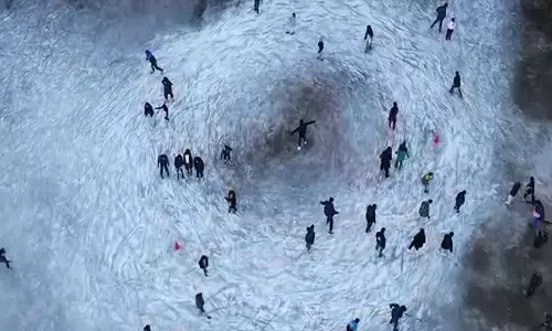 Shimla: जलवायु चुनौतियों के बीच स्थानीय लोगों ने सौ साल पुराने आइस स्केटिंग रिंक पर नए साल की शुरुआत की