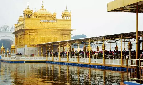 ठंड के बीच, New Year के स्वागत के लिए स्वर्ण मंदिर में उमड़े श्रद्धालु