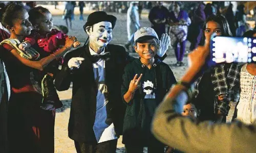 2025 का हार्दिक स्वागत: मुंबई की चौपाटियों, होटलों और पबों में रात भर जश्न 2025 का हार्दिक स्वागत: मुंबई की चौपाटियों, होटलों और पबों में रात भर जश्न