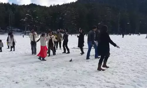 New Year का जश्न मनाने के लिए बर्फीले खज्जियार और डलहौजी में उमड़े पर्यटक New Year का जश्न मनाने के लिए बर्फीले खज्जियार और डलहौजी में उमड़े पर्यटक