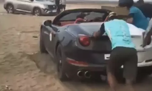 Maharashtra के समुद्र तट पर रेत में फंसी Ferrari कार, देखिए आगे क्या हुआ