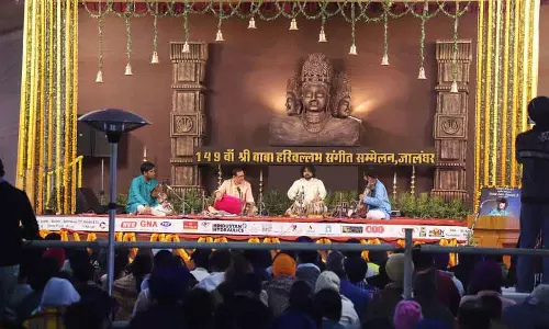 Punjab: 149वें हरिवल्लभ संगीत सम्मेलन का भोर में पुष्प वर्षा के साथ समापन