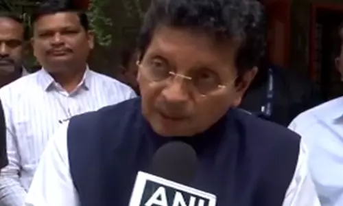 उसके पास आत्मसमर्पण के अलावा कोई विकल्प नहीं था: Deepak Kesarkar उसके पास आत्मसमर्पण के अलावा कोई विकल्प नहीं था: Deepak Kesarkar