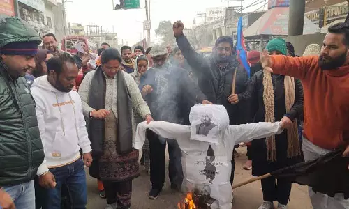 Nawanshahr में कंप्यूटर शिक्षकों ने किया प्रदर्शन, जलाया राज्य सरकार का पुतला Nawanshahr में कंप्यूटर शिक्षकों ने किया प्रदर्शन, जलाया राज्य सरकार का पुतला