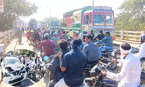 ओवरब्रिज में दो कारों की भिड़ंत होने से लगा जाम, परेशान हुए लोग