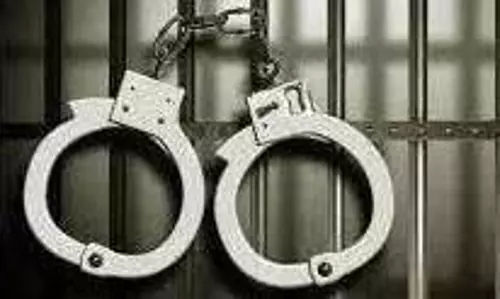 Hyderabad: यात्रियों को धमकाने और उनसे जबरन वसूली करने के आरोप में दो बहनों को गिरफ्तार किया
