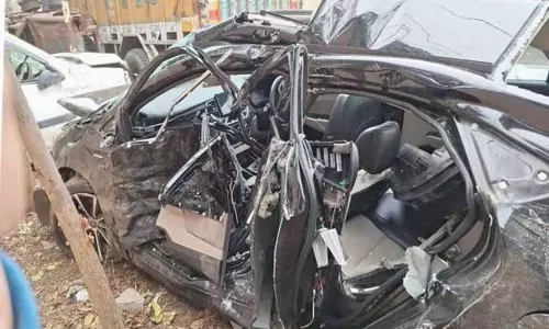 highway पर सड़क दुर्घटना में दो लोगों की मौत, एक गंभीर रूप से घायल