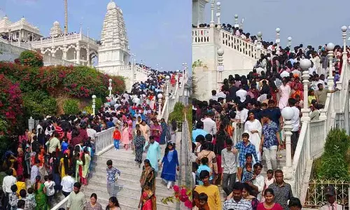 Hyderabad: हजारों लोगों ने समृद्ध 2025 के लिए आशीर्वाद मांगा, पूजा स्थलों पर उमड़ी भीड़