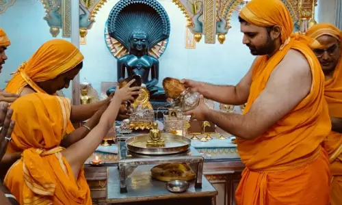 नए साल के आगमन पर रायपुर के दिगंबर जैन बड़ा मंदिर में उमड़ी भीड़