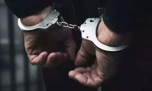 Nuzvid पुलिस ने 2 किलो सोना बरामद किया, 5 चोरों को गिरफ्तार किया Nuzvid पुलिस ने 2 किलो सोना बरामद किया, 5 चोरों को गिरफ्तार किया