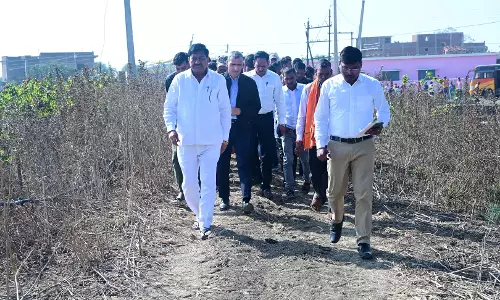 सादगी! स्लीपर पहनकर मंत्री ने आज गृह ग्राम का किया भ्रमण सादगी! स्लीपर पहनकर मंत्री ने आज गृह ग्राम का किया भ्रमण