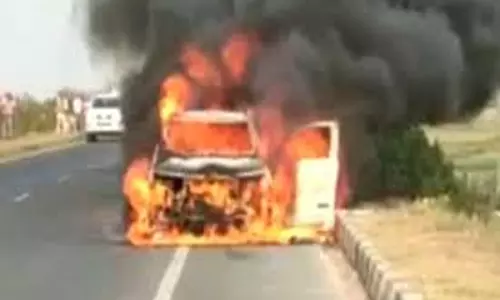 Karnal: हाइवे पर चलते हुई गाड़ी में लगी आग, फायर ब्रिगेड ने पाया काबू
