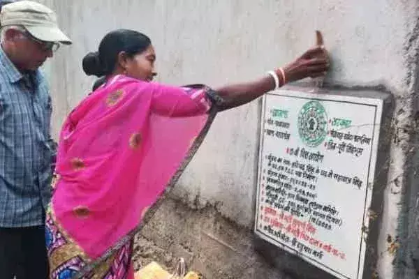 Baharagora: मुखिया ने किया पीसीसी सड़क का शिलान्यास Baharagora: मुखिया ने किया पीसीसी सड़क का शिलान्यास
