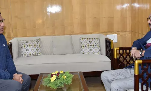 राज्यपाल डेका से संभागीय रेलवे प्रबंधक ने सौजन्य भेंट की