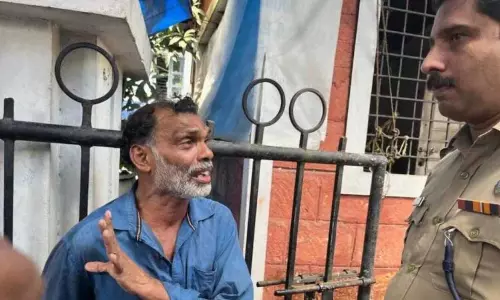 Kerala : पुलिस ने वायनाड कलेक्ट्रेट के सामने प्रदर्शनकारी के आत्मदाह के प्रयास को टाला