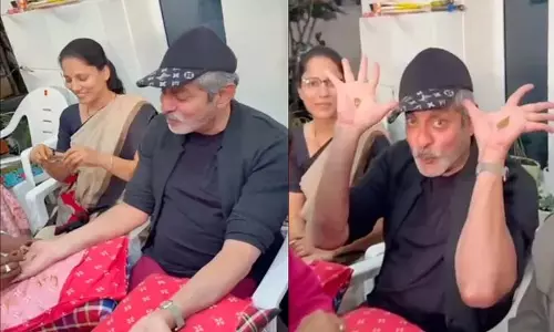Jagapathi Babu: एक्टर ने लड़कियों के साथ लगवाई मेहंदी, वीडियो वायरल Jagapathi Babu: एक्टर ने लड़कियों के साथ लगवाई मेहंदी, वीडियो वायरल