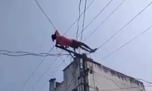 Andhra: नशे में धुत युवक बिजली के खंभे पर चढ़ा और तारों पर लेट गया Andhra: नशे में धुत युवक बिजली के खंभे पर चढ़ा और तारों पर लेट गया