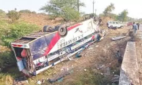 Ujjain : भोपाल के श्रद्धालुओं की बस खेत में उतरी, 12 लोग घायल Ujjain : भोपाल के श्रद्धालुओं की बस खेत में उतरी, 12 लोग घायल