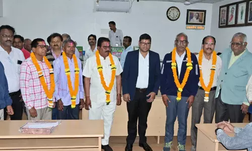 निगम भिलाई के 5 अधिकारी और कर्मचारियों को दी गई बिदाई निगम भिलाई के 5 अधिकारी और कर्मचारियों को दी गई बिदाई