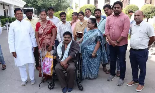 Telangana: प्रजावाणी ने दिव्यांग चौकीदार को उम्मीद दी Telangana: प्रजावाणी ने दिव्यांग चौकीदार को उम्मीद दी