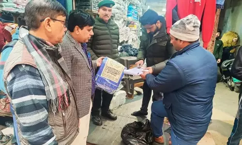 Saharanpur: नगर निगम ने आठ दुकानों से प्रतिबंधित पॉलीथिन जब्त की
