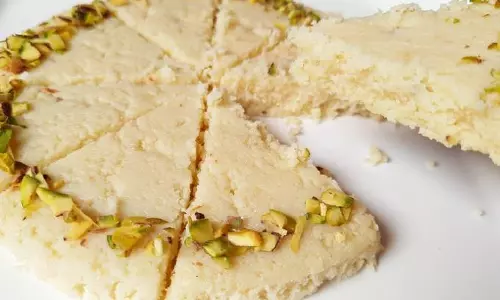 त्योहार या खास अवसर पर try कर Paneer Kalakand