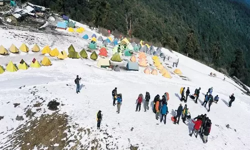 उत्तराखंड के लोकप्रिय पर्यटन स्थलों पर New Year में पर्यटकों की संख्या में भारी वृद्धि उत्तराखंड के लोकप्रिय पर्यटन स्थलों पर New Year में पर्यटकों की संख्या में भारी वृद्धि