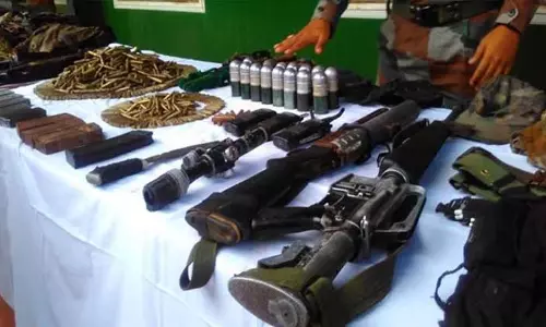 Manipur : सुरक्षा बलों ने भारी मात्रा में हथियार और गोला-बारूद जब्त किया Manipur : सुरक्षा बलों ने भारी मात्रा में हथियार और गोला-बारूद जब्त किया
