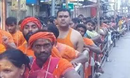 Varanasi: काशी विश्वनाथ दरबार में नववर्ष के पहले दिन उमड़ा युवाओं का सैलाब